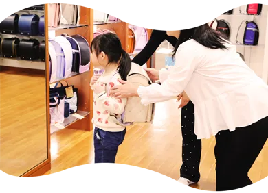 店舗で試着をしている様子