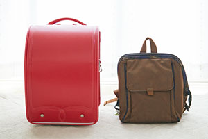 幼稚園では、神田屋鞄の通園鞄（右）を使用。鞄を通じて長いお付き合いをさせていただくことに。